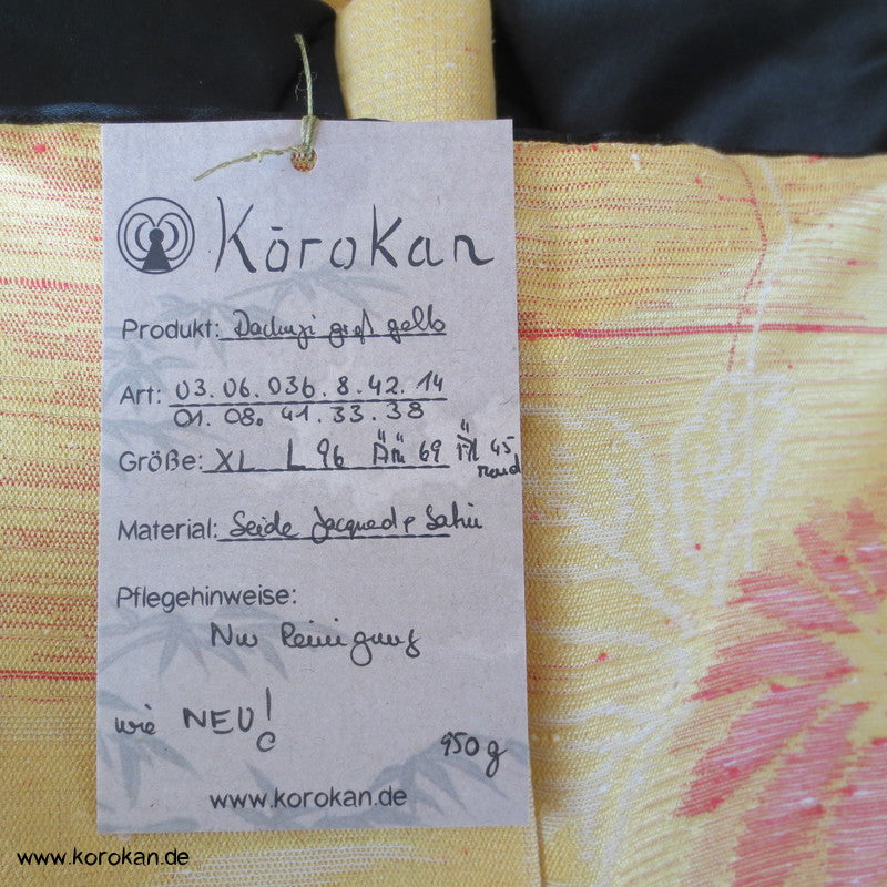 großer gelber Dochugi, aus Seide mit schwarzem Kragen