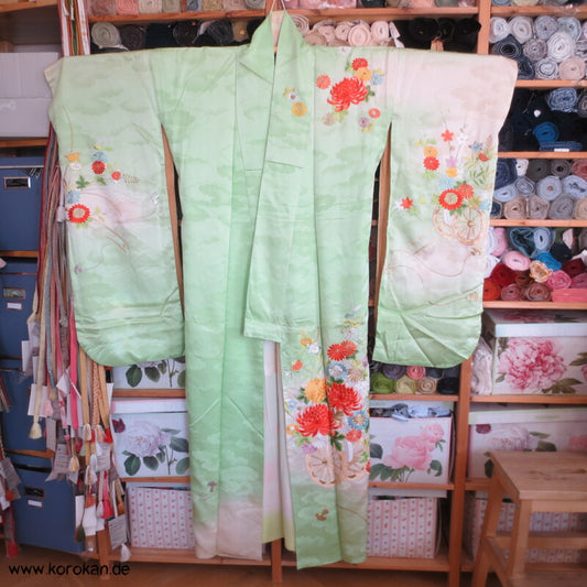 Blumenwagenstickereien Furisode Seiden Kimono