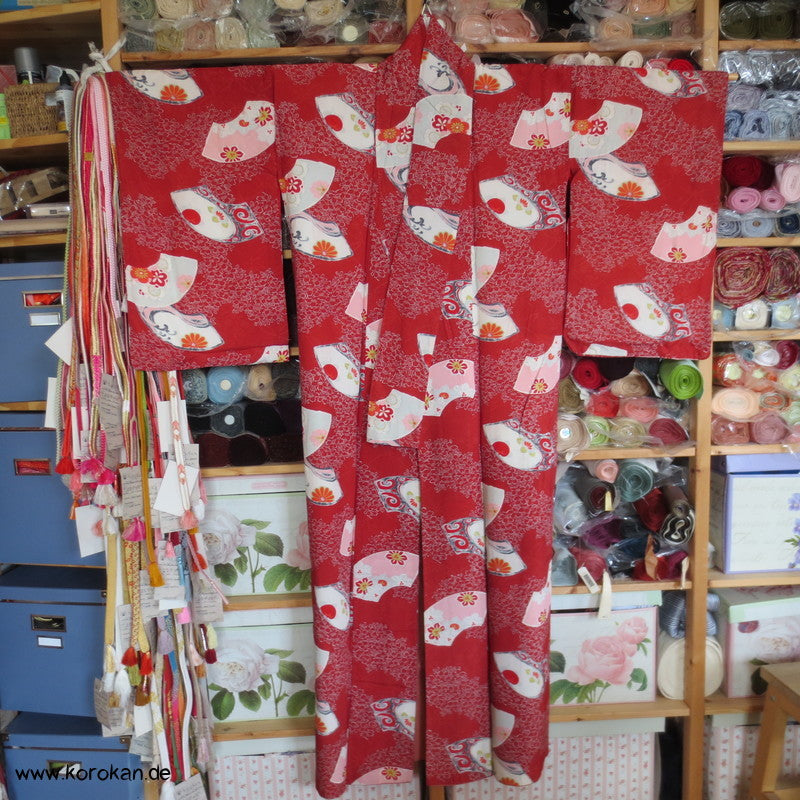 Fächer auf rotem Grund Seidentaft Komon Kimono