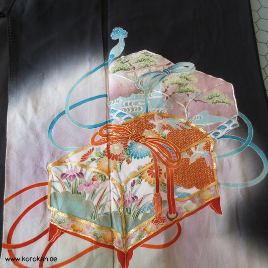 Schatzkästchen und Flechtbänderstickerei Tomesode Seiden Kimono