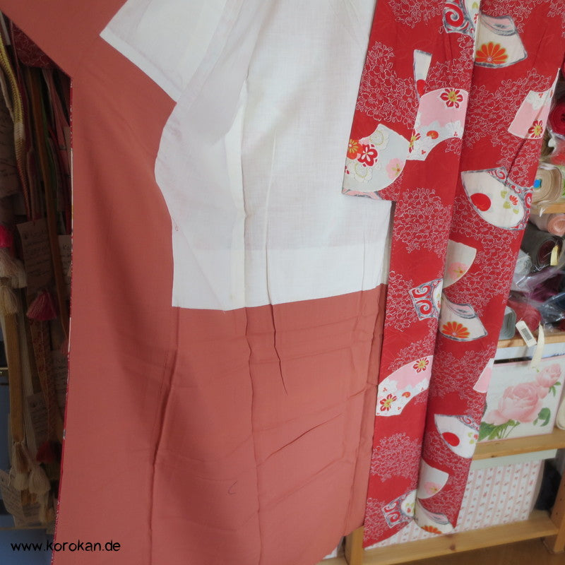 Fächer auf rotem Grund Seidentaft Komon Kimono