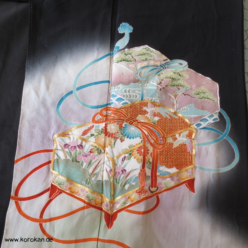 Schatzkästchen und Flechtbänderstickerei Tomesode Seiden Kimono