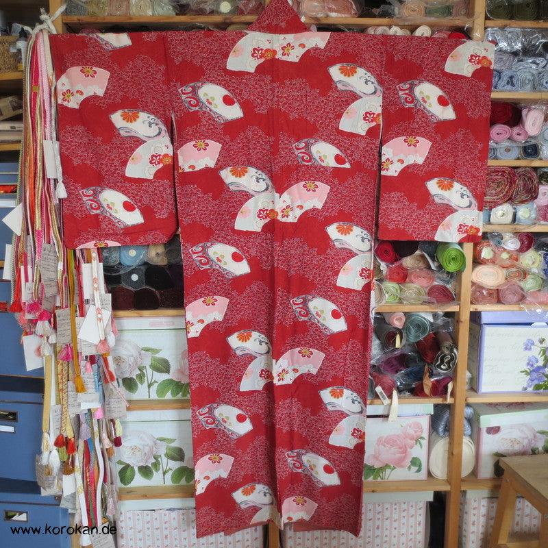 Fächer auf rotem Grund Seidentaft Komon Kimono