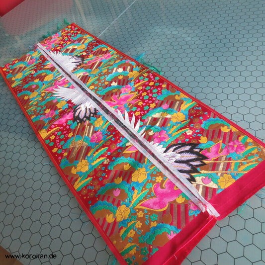 Kraniche und Vögel Araihari Uchikake Brokat Stoffrest