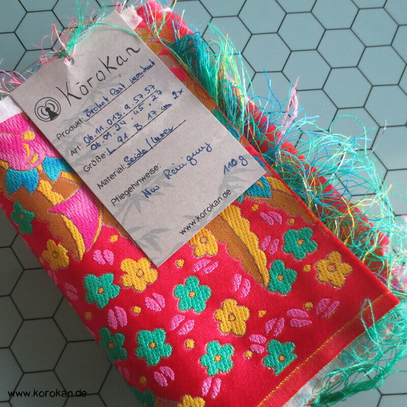 Kraniche und Vögel Araihari Uchikake Brokat Stoffrest