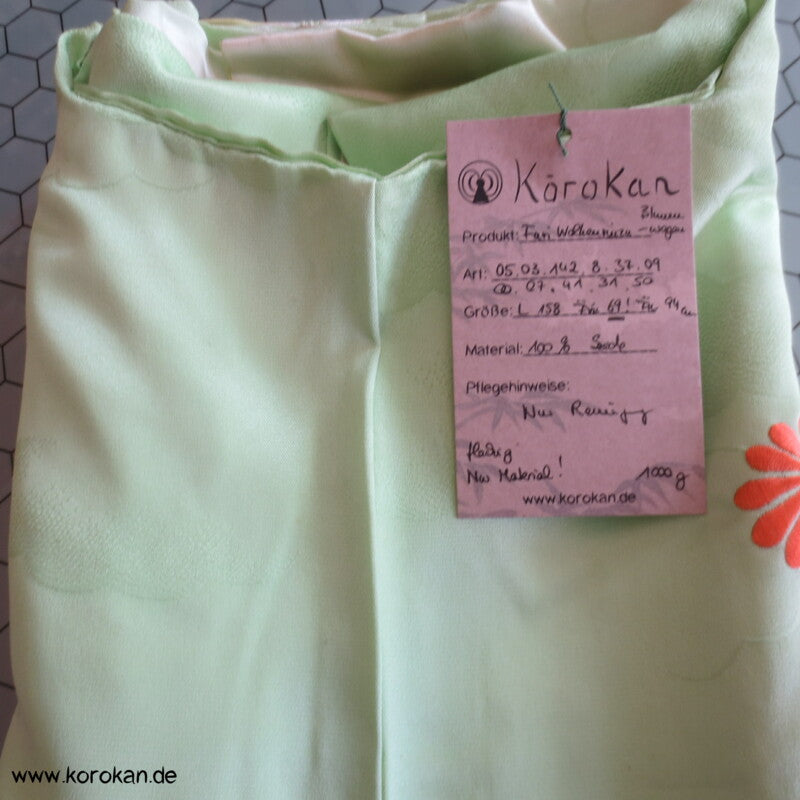 Blumenwagenstickereien Furisode Seiden Kimono