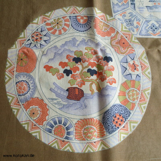 kleines Seiden Furoshiki mit Porzellantellern