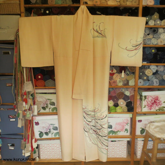 Rangiku Chrysantheme Homongi Kimono, blassrosa