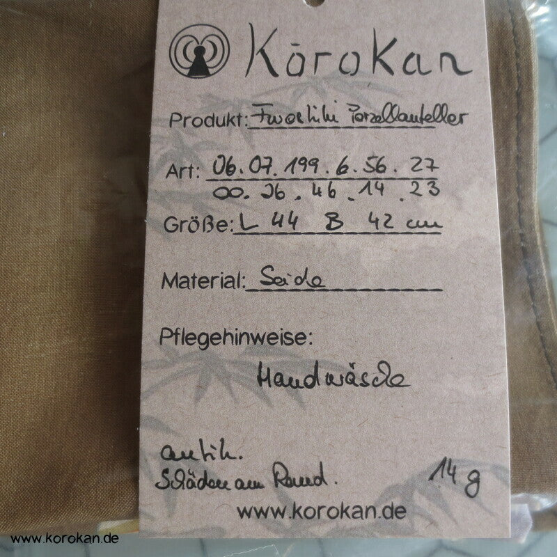 kleines Seiden Furoshiki mit Porzellantellern