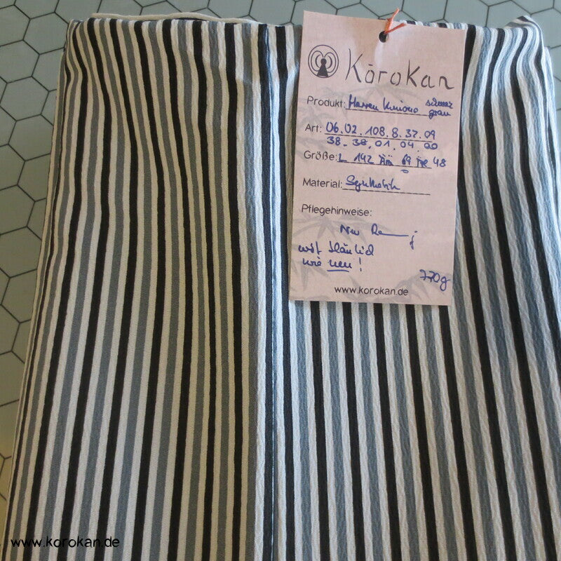 grau schwarz weiß gestreifter Alltags Kimono