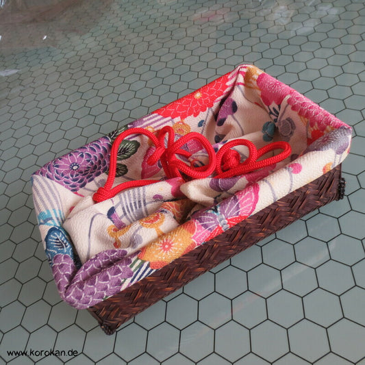 japanischer Kinchaku Zugbeutel - Tasche auf Bambus Korb Basis