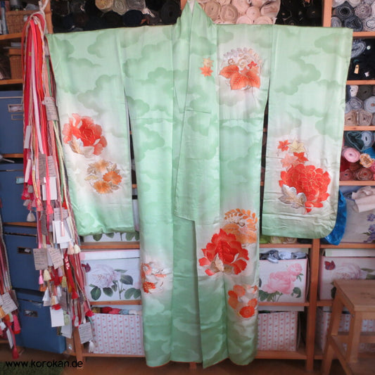 Furisode Kimono, Stickerei, Pfingstrosen und Astern auf hellgrünen Wolken Seidendamast