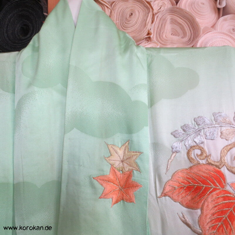 Furisode Kimono, Stickerei, Pfingstrosen und Astern auf hellgrünen Wolken Seidendamast