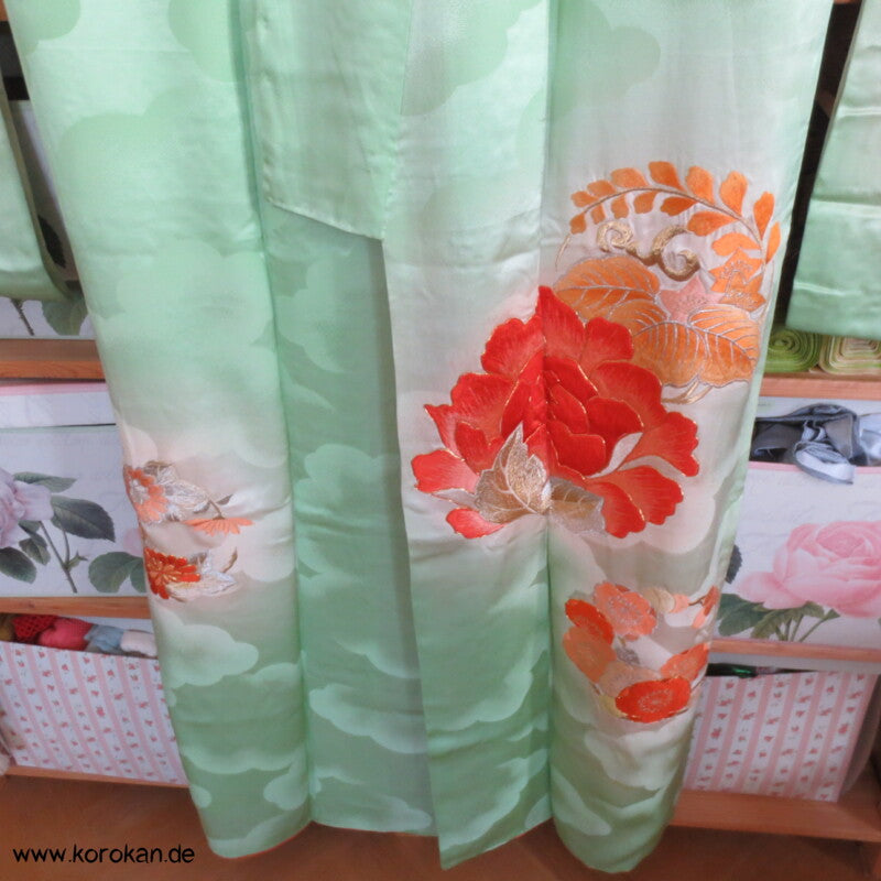 Furisode Kimono, Stickerei, Pfingstrosen und Astern auf hellgrünen Wolken Seidendamast