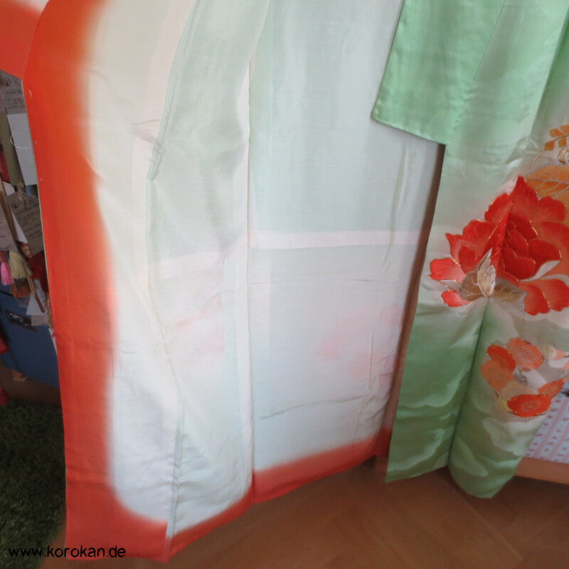 Furisode Kimono, Stickerei, Pfingstrosen und Astern auf hellgrünen Wolken Seidendamast