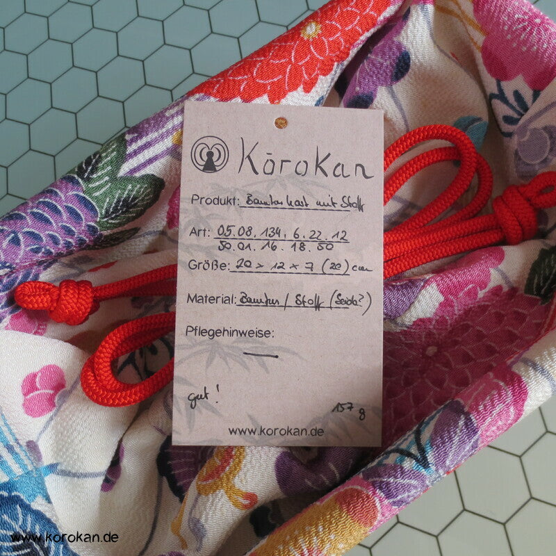 japanischer Kinchaku Zugbeutel - Tasche auf Bambus Korb Basis