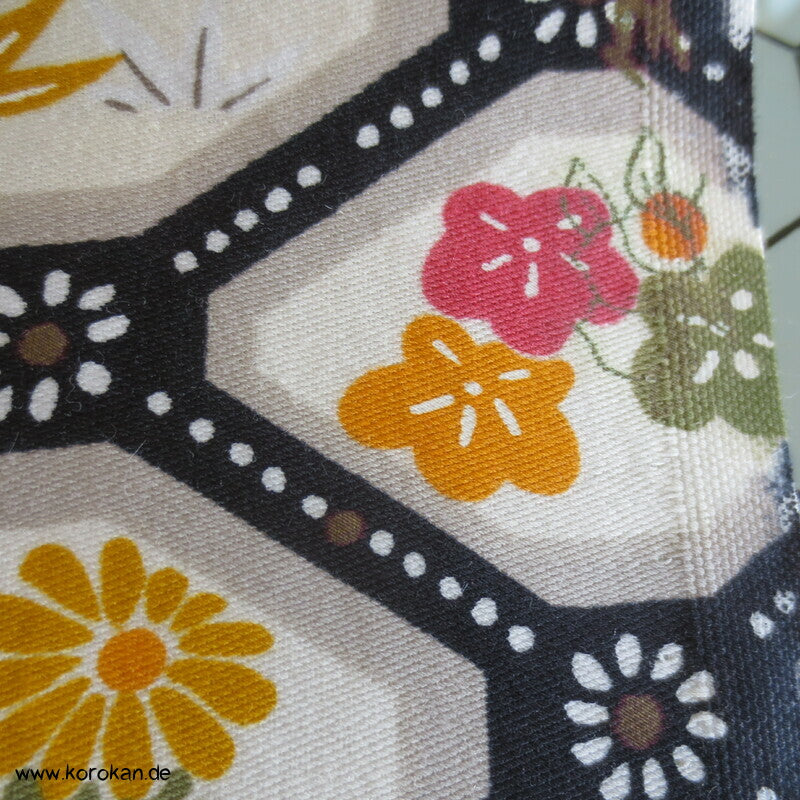 Stoffrest Karoblüten - japanische Blüten in Gitterdruck