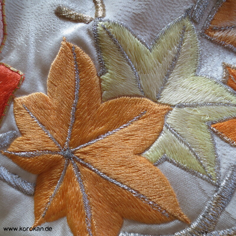 Furisode Kimono, Stickerei, Pfingstrosen und Astern auf hellgrünen Wolken Seidendamast