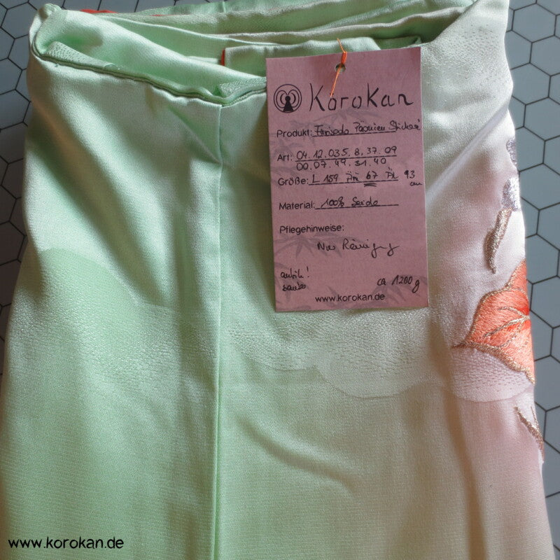 Furisode Kimono, Stickerei, Pfingstrosen und Astern auf hellgrünen Wolken Seidendamast