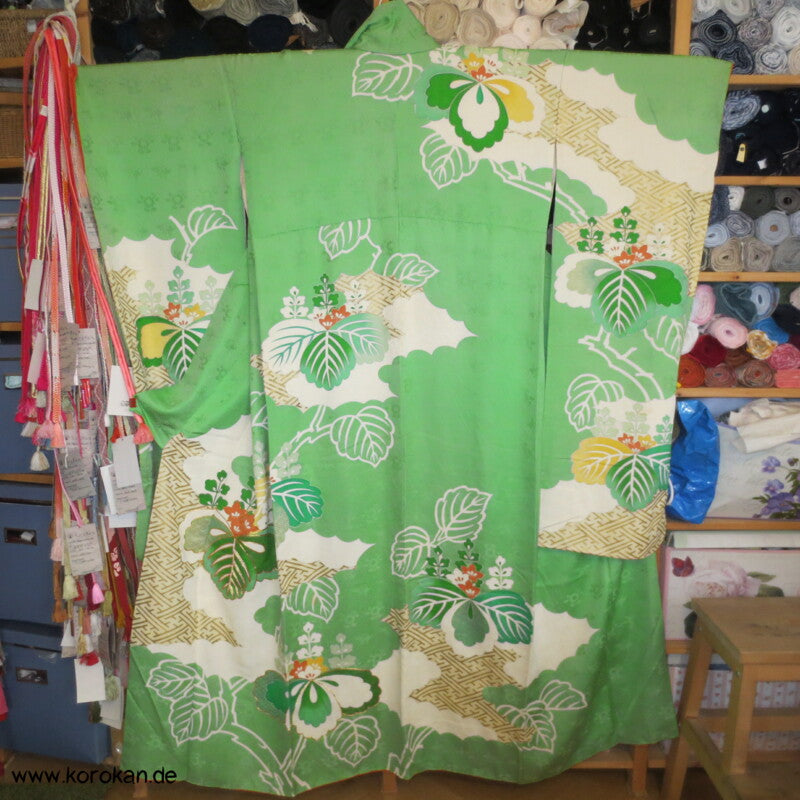 Paulownia auf Sayagata mit Golddruck und -stickerei Seidendamast Furisode Kimono