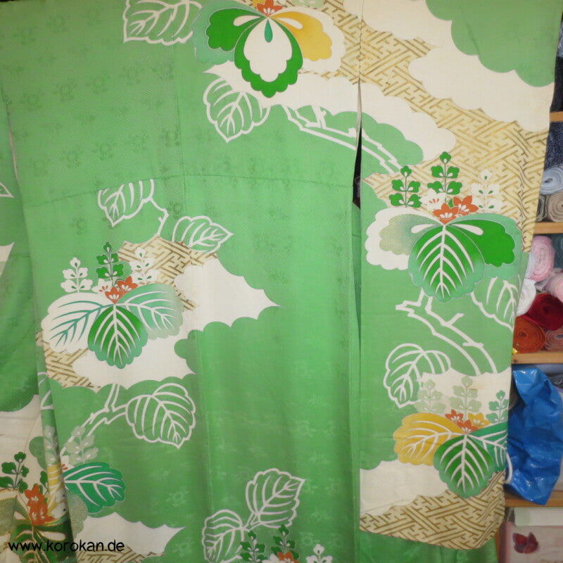 Paulownia auf Sayagata mit Golddruck und -stickerei Seidendamast Furisode Kimono