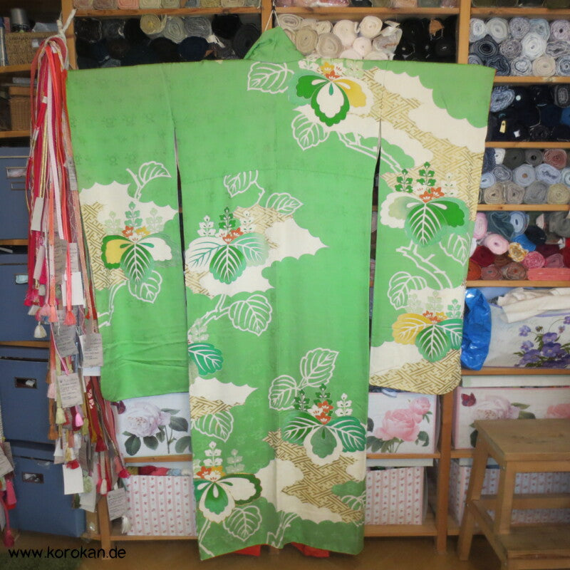 Paulownia auf Sayagata mit Golddruck und -stickerei Seidendamast Furisode Kimono
