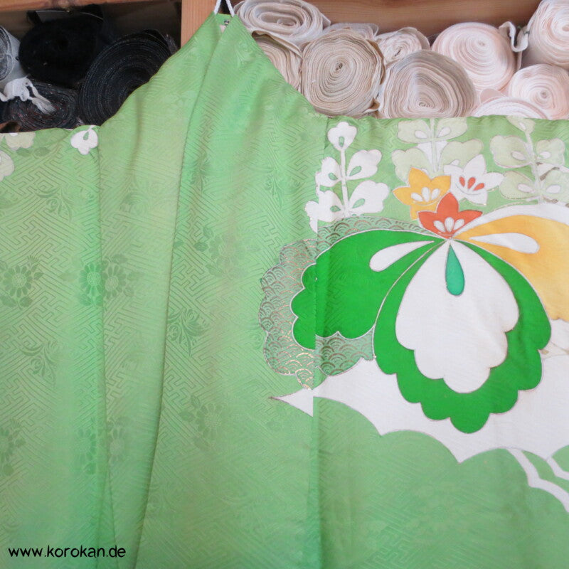 Paulownia auf Sayagata mit Golddruck und -stickerei Seidendamast Furisode Kimono