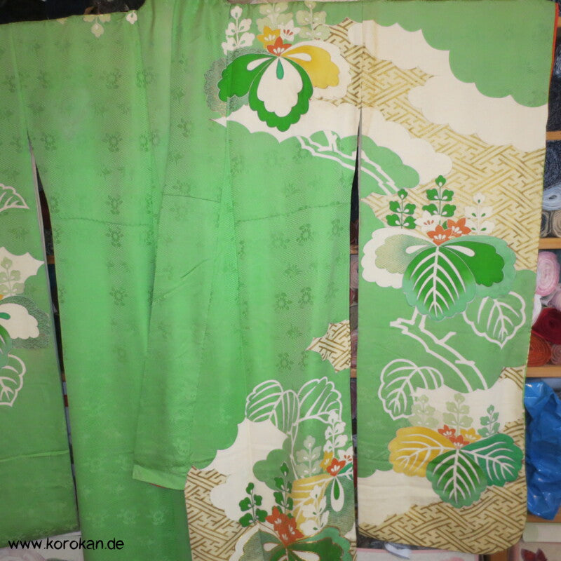 Paulownia auf Sayagata mit Golddruck und -stickerei Seidendamast Furisode Kimono