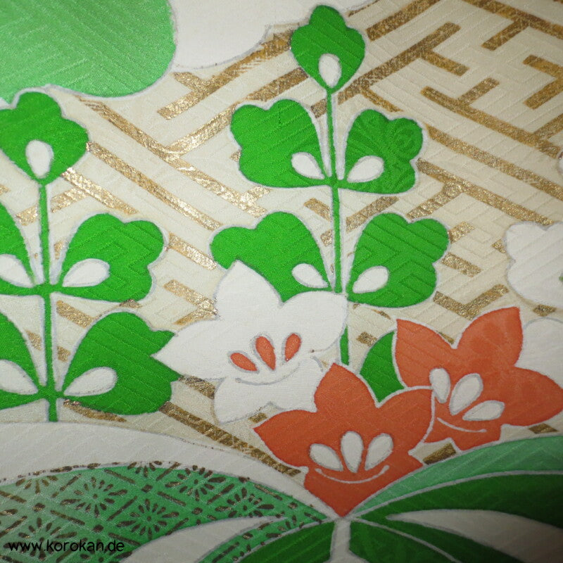 Paulownia auf Sayagata mit Golddruck und -stickerei Seidendamast Furisode Kimono