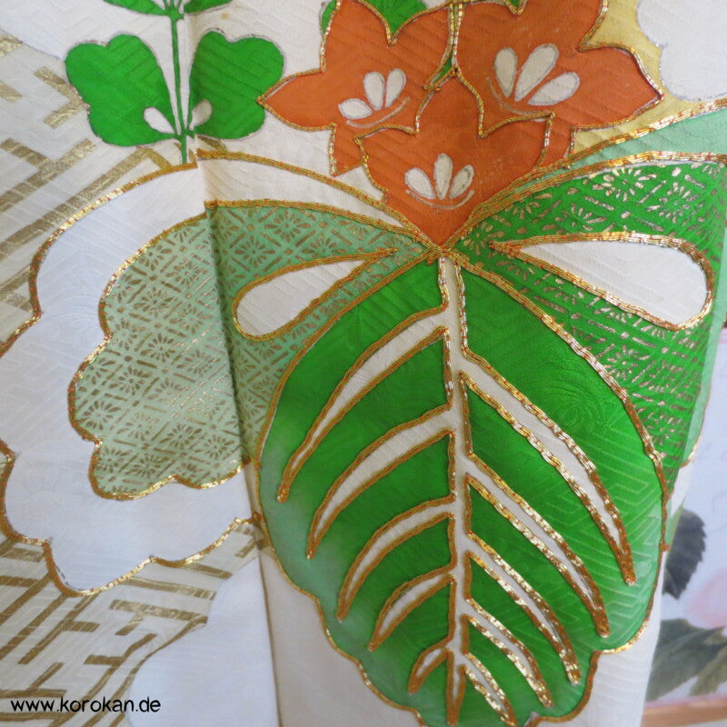 Paulownia auf Sayagata mit Golddruck und -stickerei Seidendamast Furisode Kimono