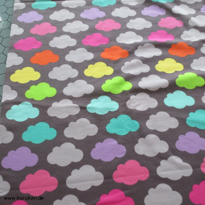 Bunte Wolken Baumwolljersey von Stoffwelten