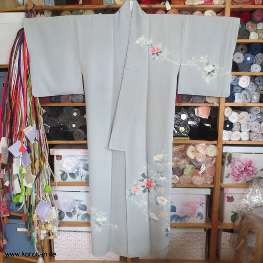 Homongi Kimono Seidencrepe hellblaugrau Kamelien