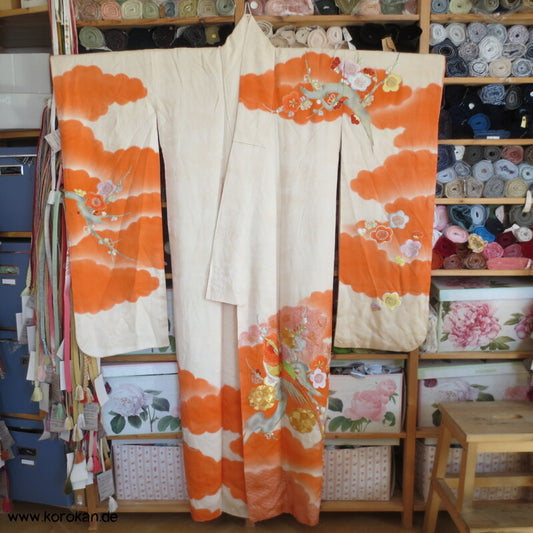 Fasan und Pflaumenblütenstickereien Furisode Seidendamast Kimono