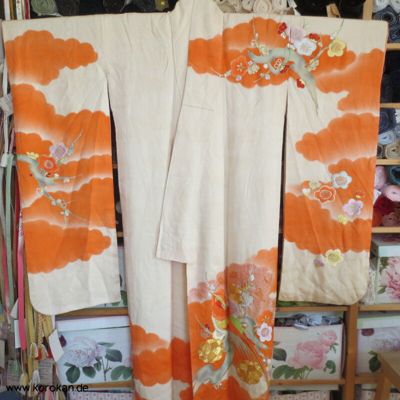 Fasan und Pflaumenblütenstickereien Furisode Seidendamast Kimono