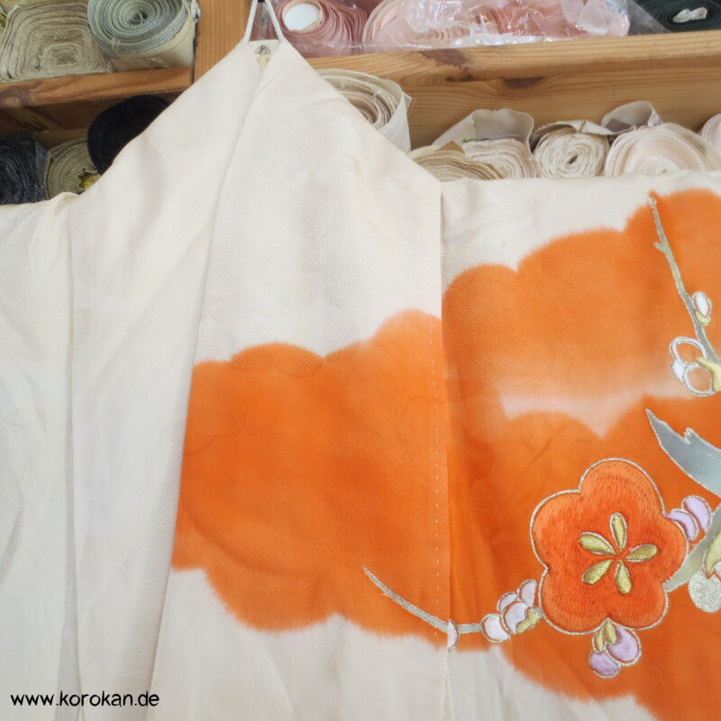 Fasan und Pflaumenblütenstickereien Furisode Seidendamast Kimono