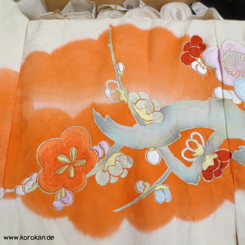 Fasan und Pflaumenblütenstickereien Furisode Seidendamast Kimono