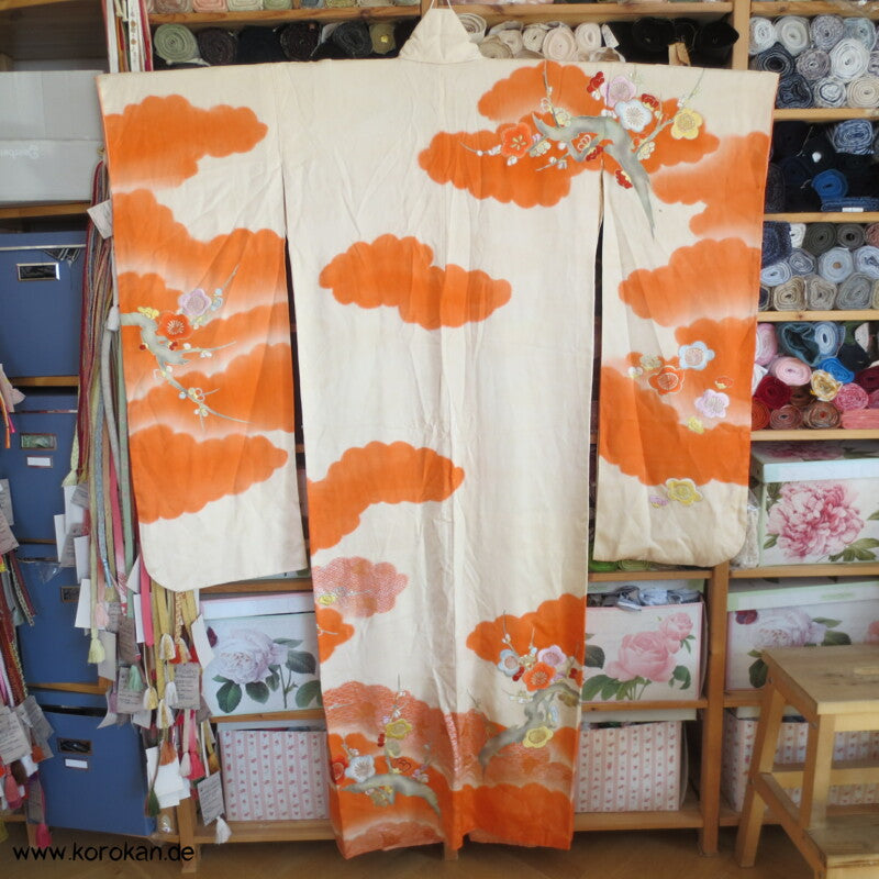 Fasan und Pflaumenblütenstickereien Furisode Seidendamast Kimono