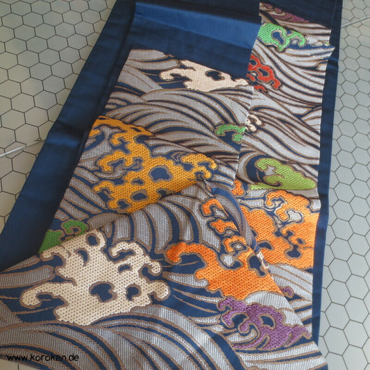 wilde bunte Wellen auf dunkelblau Nagoya Obi