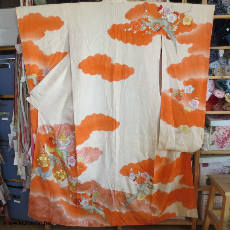 Fasan und Pflaumenblütenstickereien Furisode Seidendamast Kimono