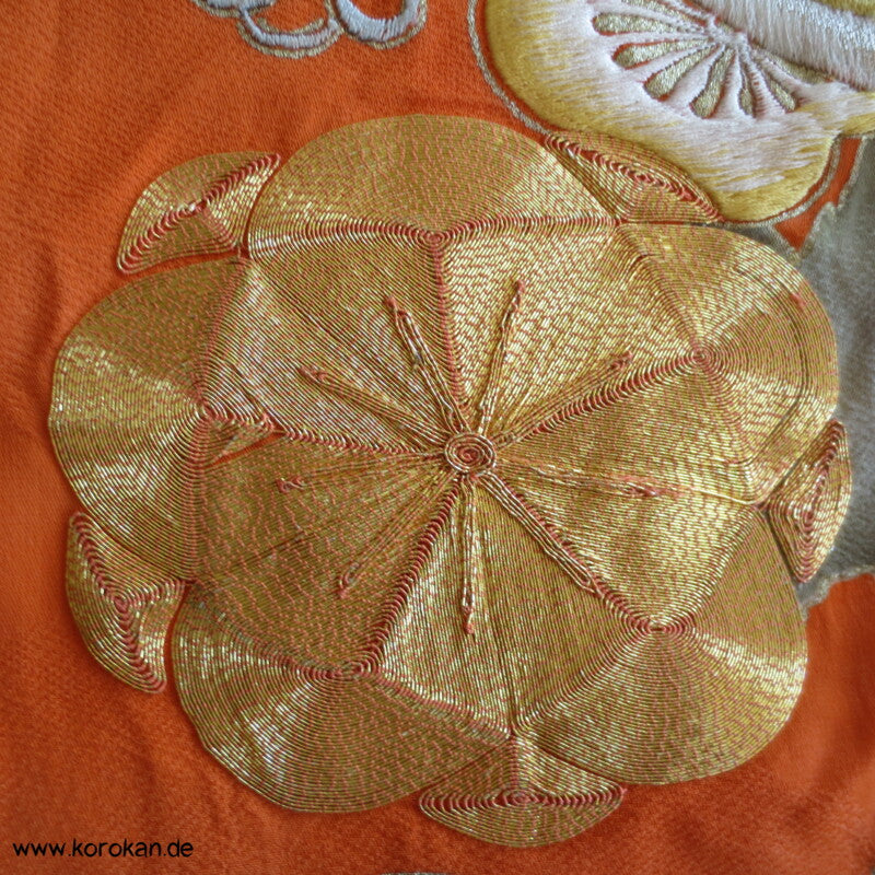 Fasan und Pflaumenblütenstickereien Furisode Seidendamast Kimono