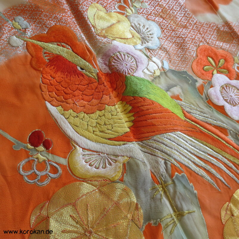 Fasan und Pflaumenblütenstickereien Furisode Seidendamast Kimono