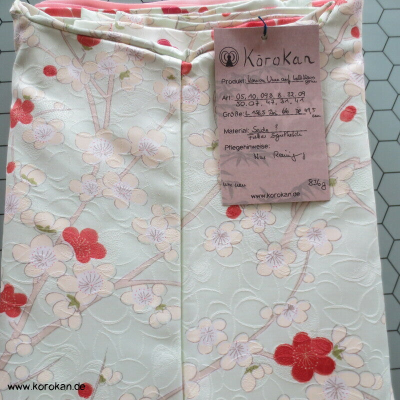 Umeblütenbaum auf hellem blassgrün Schmetterlings Seidendamast Komon Kimono