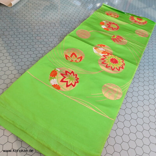 Temaribälle auf hellgrün Seidenbrokat