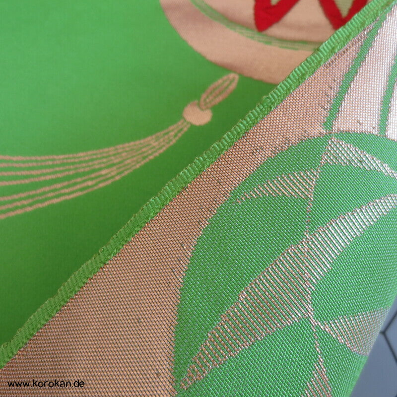 Temaribälle auf hellgrün Seidenbrokat