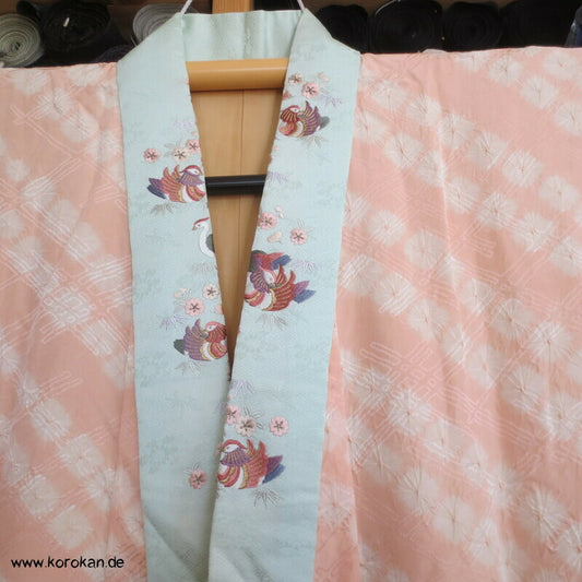 Shibori Seide Juban Unterkimono, Mandarinentenstickereikragen