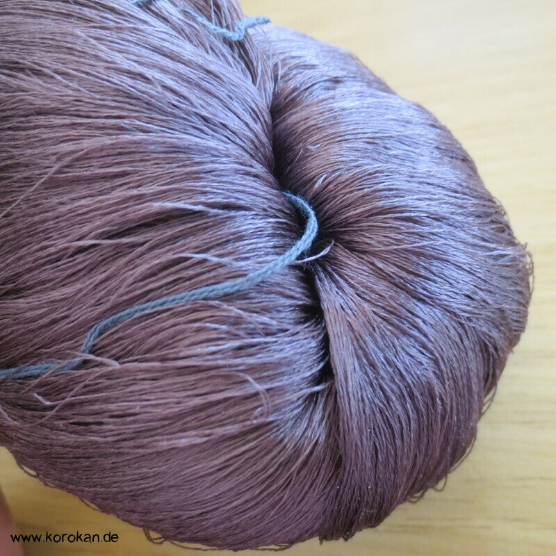 dunkelmauve Seidengarn zum Weben aus japanischer Obi Werkstatt