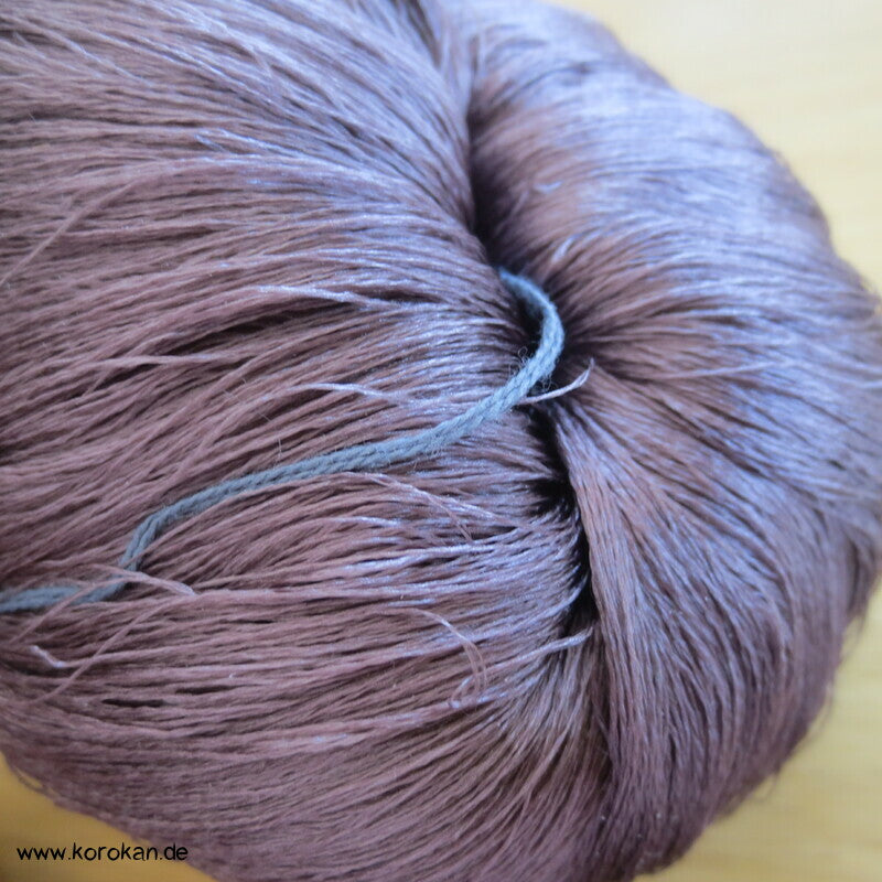 dunkelmauve Seidengarn zum Weben aus japanischer Obi Werkstatt