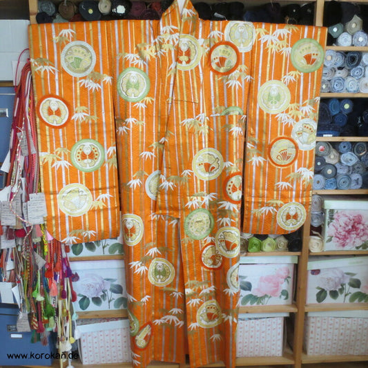 Furisode Kimono Seidendamast Schmetterlings Mon vor Bambus mit viel Gold