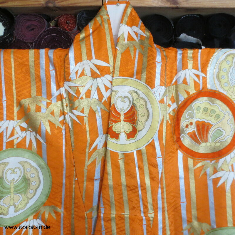 Furisode Kimono Seidendamast Schmetterlings Mon vor Bambus mit viel Gold