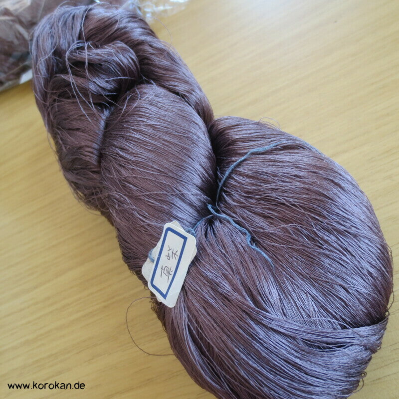 dunkelmauve Seidengarn zum Weben aus japanischer Obi Werkstatt